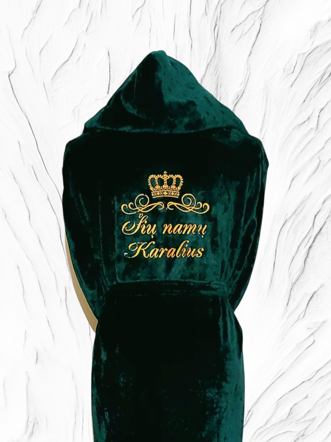 Siuvinėtas chalatas "Šių namų karalius"